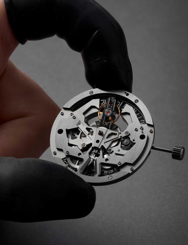 Roger Dubuis font and back RD630 caliber details